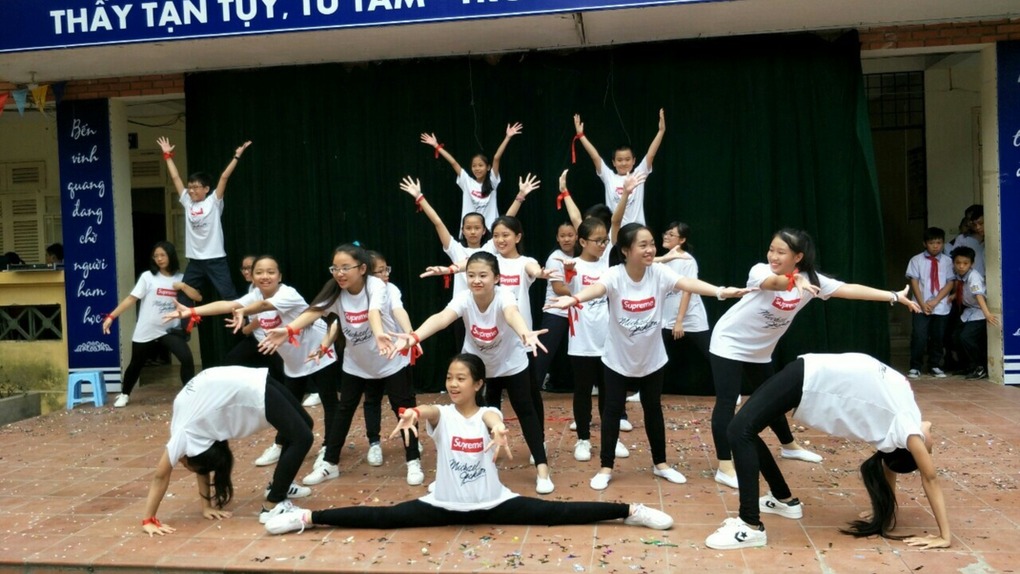 Học sinh trường THCS Ba Đình hào hứng trong cuộc thi nhảy dân vũ và trang trí lớp học chào mừng ngày Nhà giáo Việt Nam 20/11