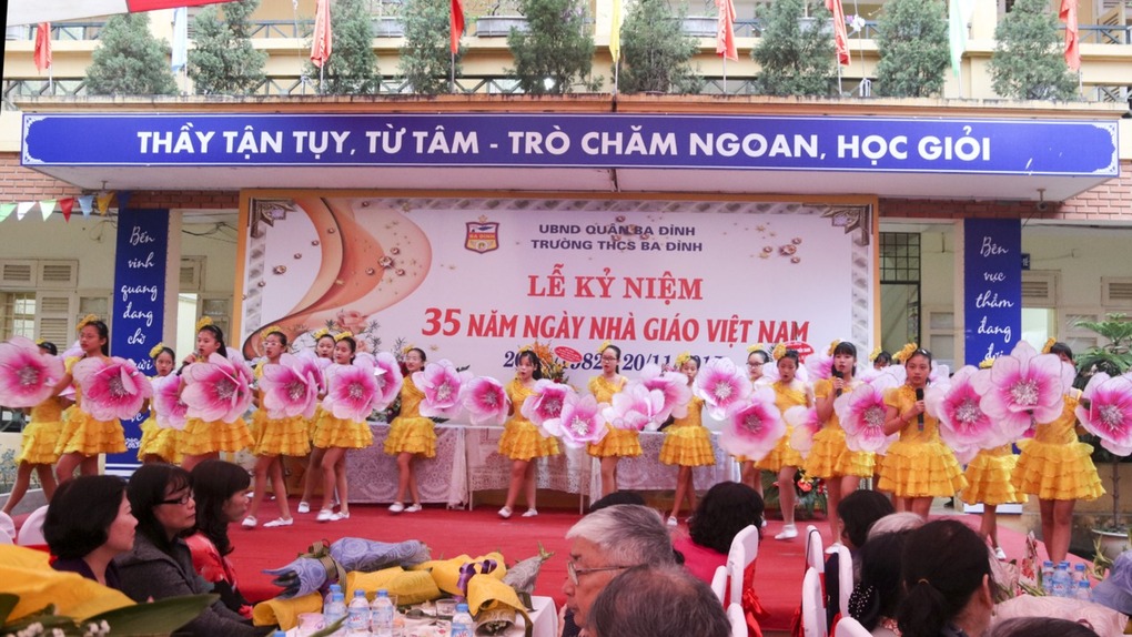 Gặp mặt cán bộ hưu trí nhân kỉ niệm 35 năm ngày Nhà giáo Việt Nam