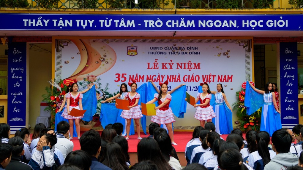 Trường THCS Ba Đình tổ chức "Ngày hội thầy và trò" chào mừng 35 năm ngày Nhà giáo Việt Nam 20/11 đầm ấm - tươi vui