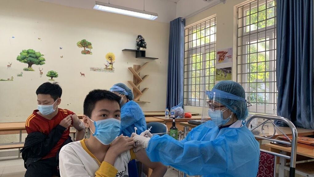 Trường THCS Ba Đình tiếp tục làm địa điểm tiêm vaccine ngừa Covid-19 an toàn, tin cậy cho học sinh