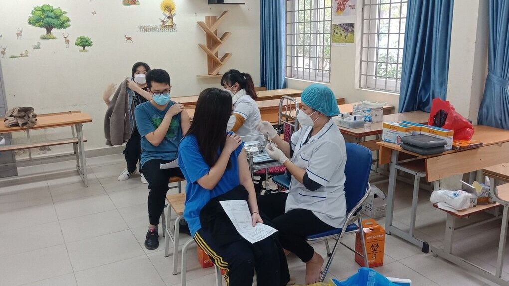 Trường THCS Ba Đình thực hiện tiêm phòng mũi 2 vaccine Covid-19 cho học sinh khối 9