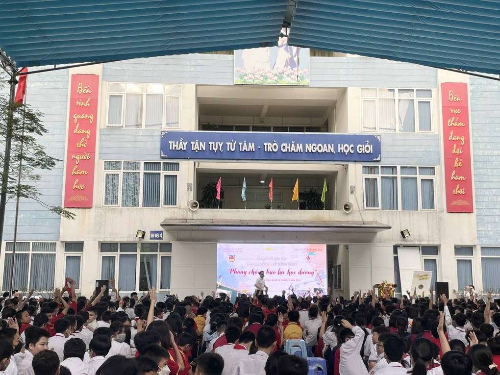 Trường THCS Ba Đình sinh hoạt dưới cờ với chủ đề: “Phòng chống bạo lực học đường”