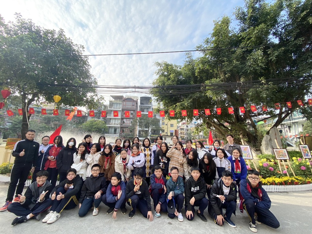 Học sinh trường THCS Ba Đình tham quan buổi triển lãm “50 năm chiến thắng Hà Nội - Điện Biên Phủ trên không”