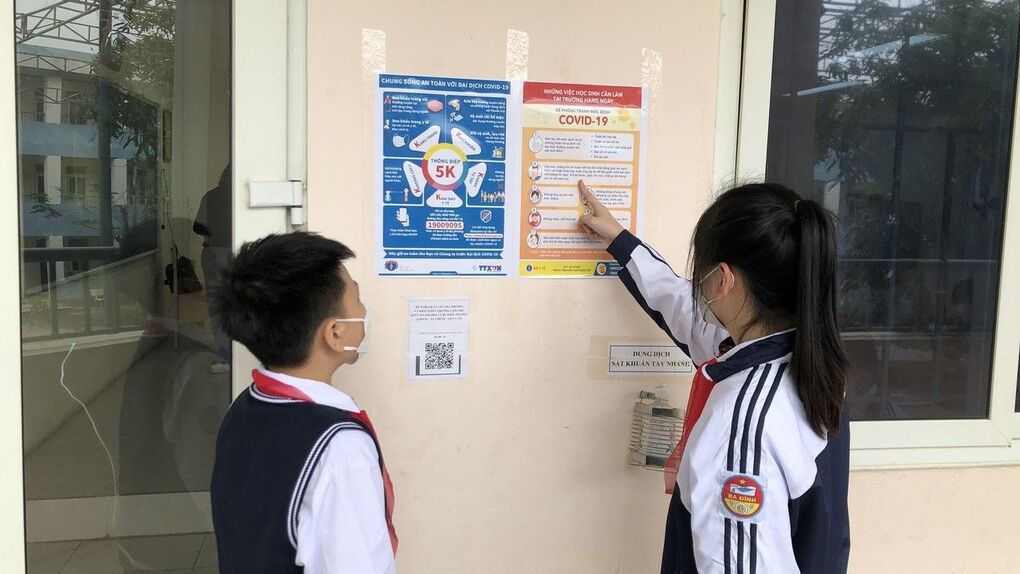 Trường THCS Ba Đình tiếp tục tăng cường các công tác phòng chống dịch bệnh COVID-19 khi học sinh đi học trực tiếp