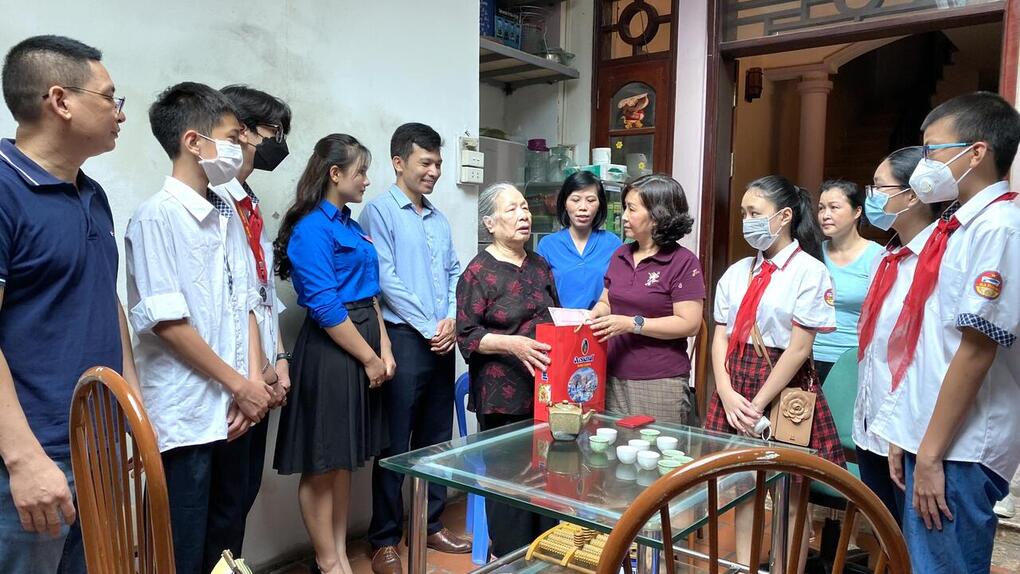 Trường THCS Ba Đình đến thăm gia đình mẹ liệt sĩ Nguyễn Văn Tiến - một địa chỉ đỏ tại phường Ngọc Hà