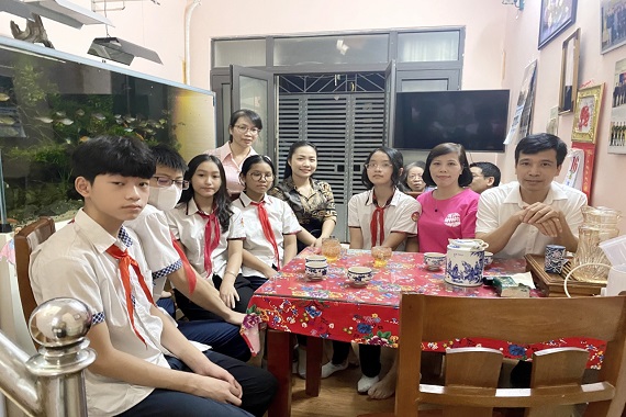 Trường THCS Ba Đình thăm và tặng quà địa chỉ đỏ tại phường Ngọc Hà - Gia đình Liệt sĩ Dương Hoàng Đức Quân