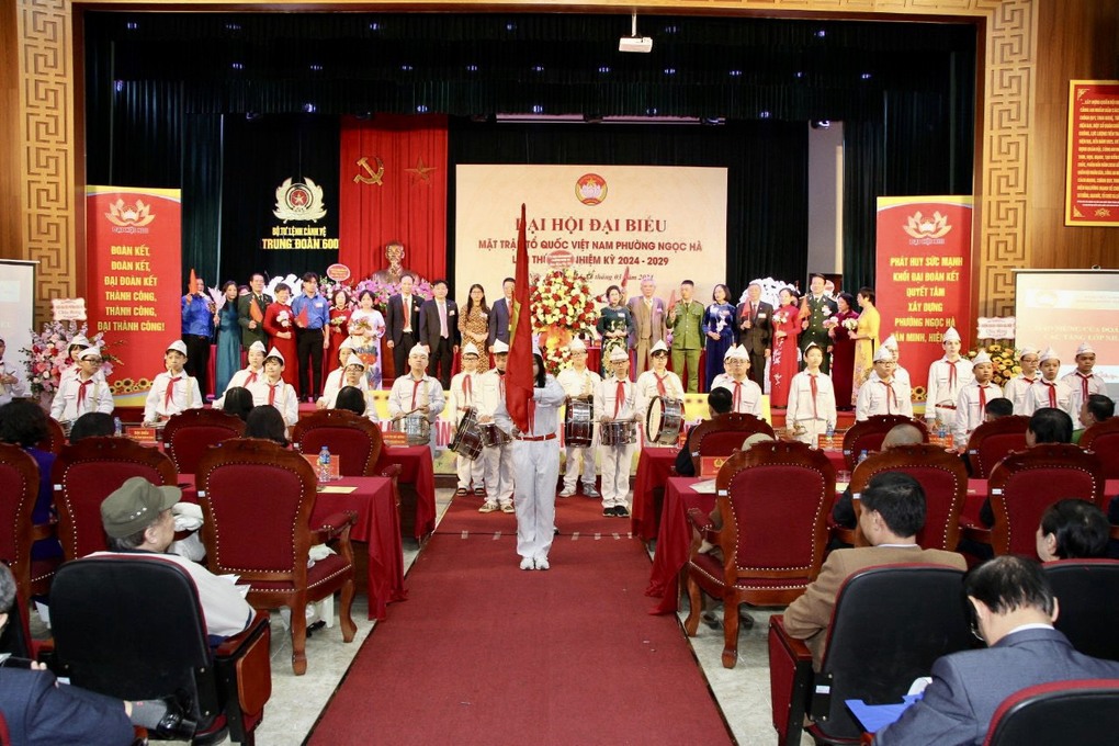 Đội Nghi thức trường THCS Ba Đình chào mừng Đại hội Đại biểu MTTQ Việt Nam phường Ngọc Hà lần thứ XIII