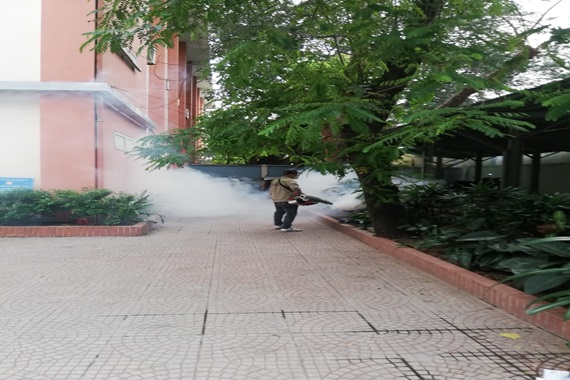 Trường THCS Ba Đình tiến hành phun thuốc diệt muỗi phòng chống dịch bệnh truyền nhiễm