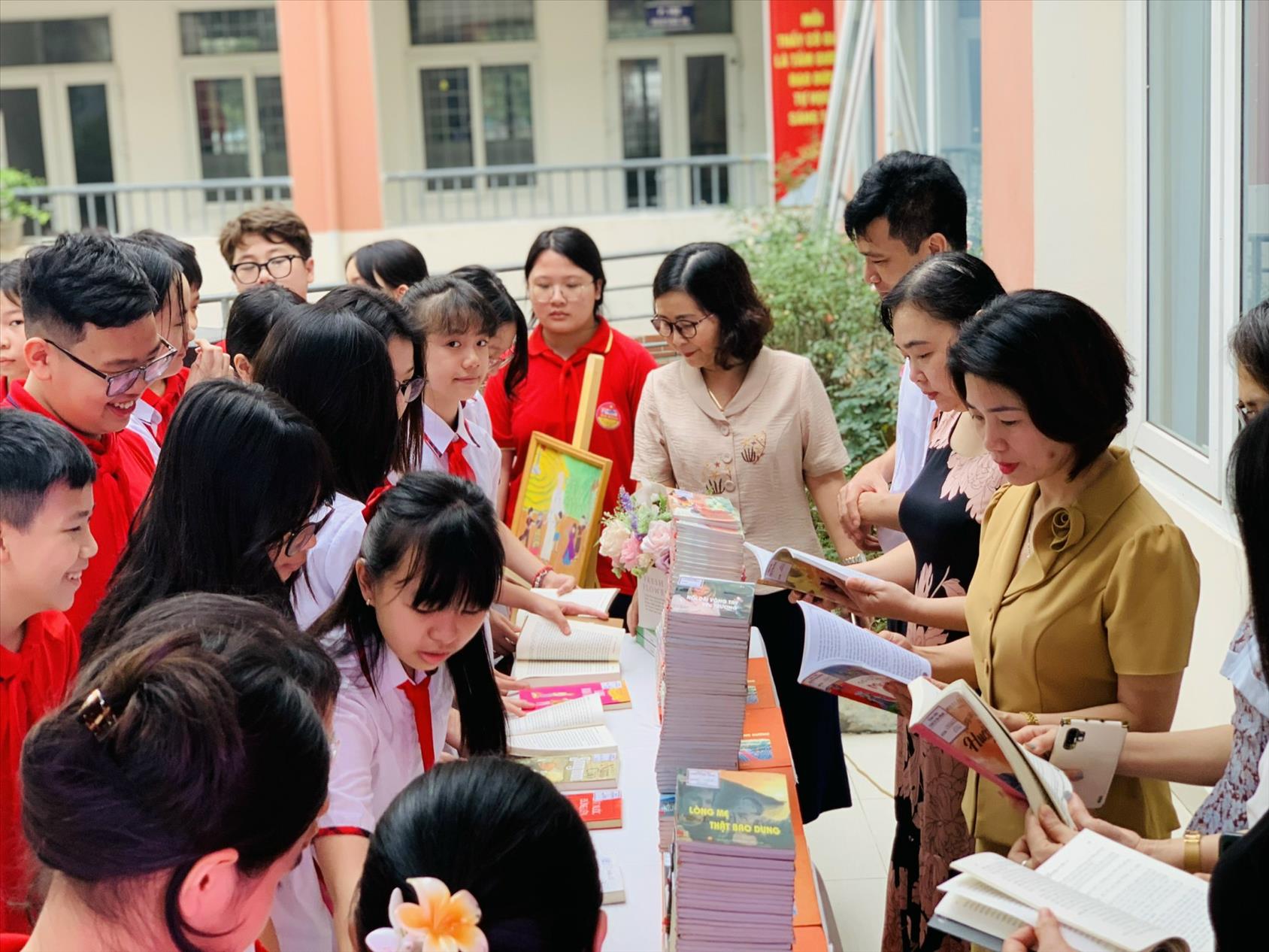 Trường THCS Ba Đình hưởng ứng Ngày sách và Văn hóa đọc Việt Nam - Tôn vinh văn hóa đọc