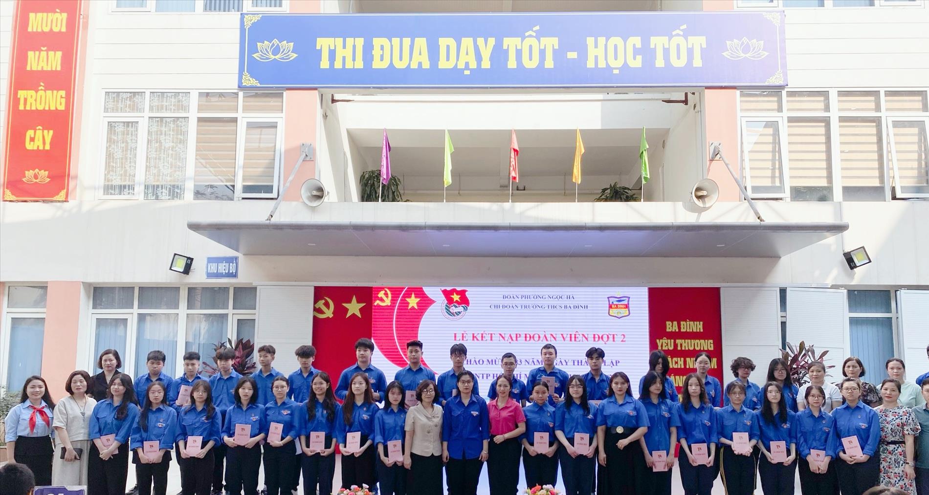 Chi đoàn trường THCS Ba Đình tổ chức lễ kết nạp Đoàn viên đợt 2 năm học 2023-2024